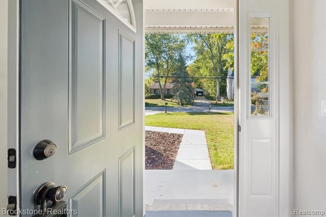 365 Hartland Dr, Troy, MI 48083