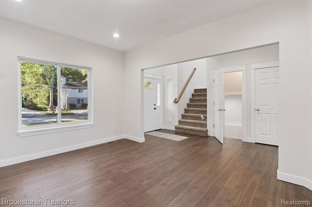 365 Hartland Dr, Troy, MI 48083