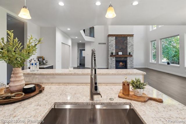 365 Hartland Dr, Troy, MI 48083