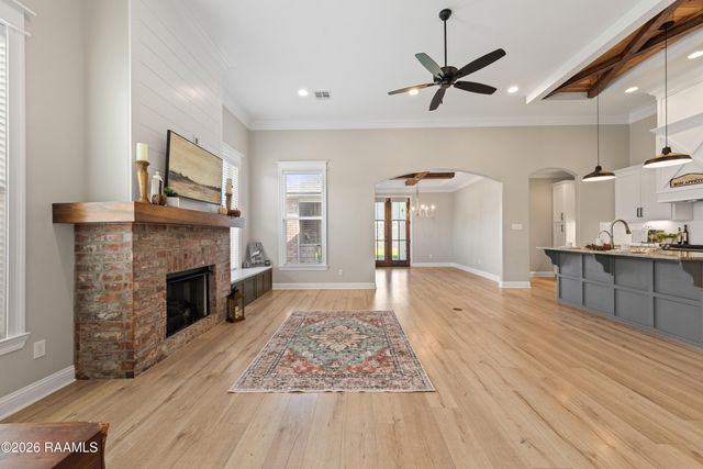 231 Whispering Meadows Road, Broussard, LA 70518