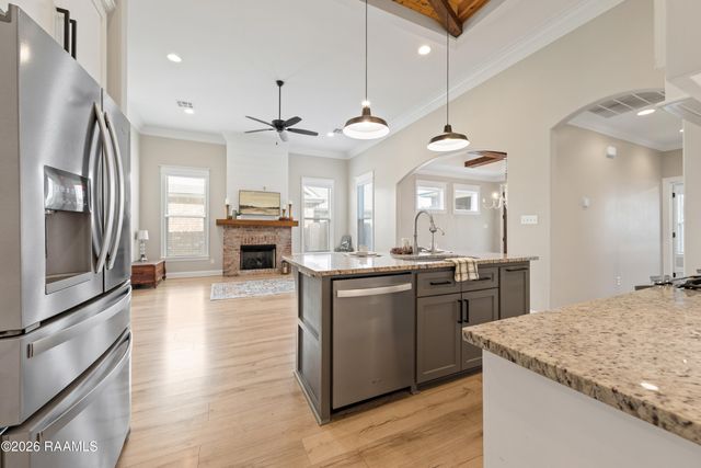 231 Whispering Meadows Road, Broussard, LA 70518