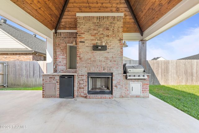 231 Whispering Meadows Road, Broussard, LA 70518