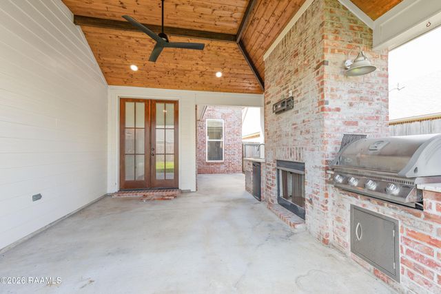 231 Whispering Meadows Road, Broussard, LA 70518