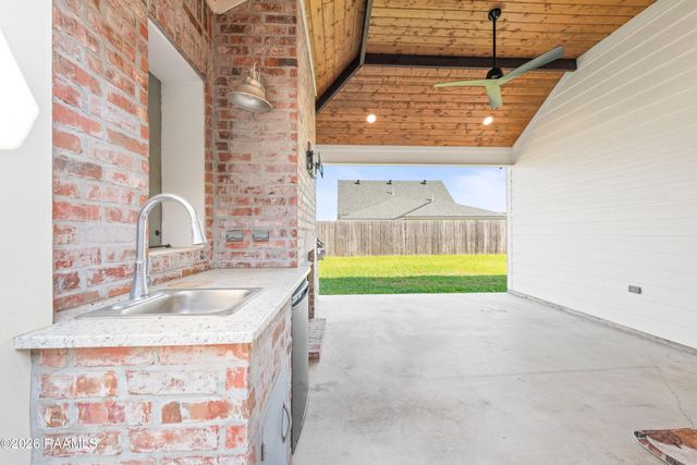 231 Whispering Meadows Road, Broussard, LA 70518