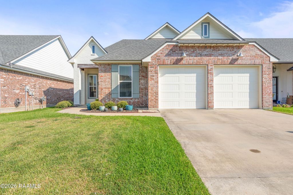 231 Whispering Meadows Road, Broussard, LA 70518