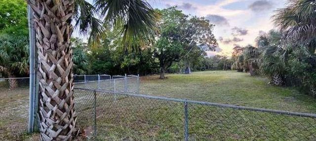 1099 N HAVERHILL Road, Haverhill, FL 33417