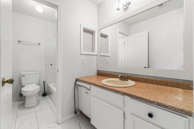 6 Fairmeade Bend Drive, The Woodlands, TX 77381