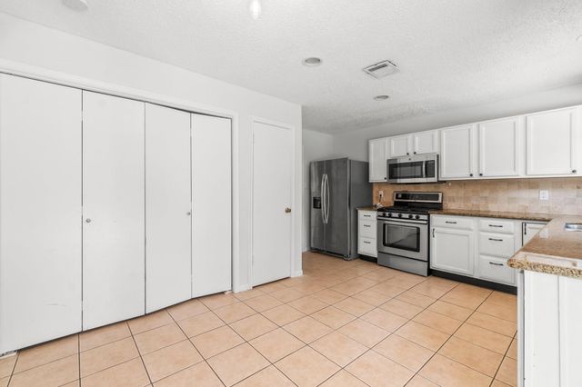 6 Fairmeade Bend Drive, The Woodlands, TX 77381