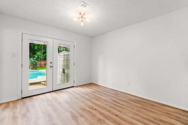 6 Fairmeade Bend Drive, The Woodlands, TX 77381