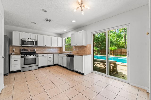 6 Fairmeade Bend Drive, The Woodlands, TX 77381