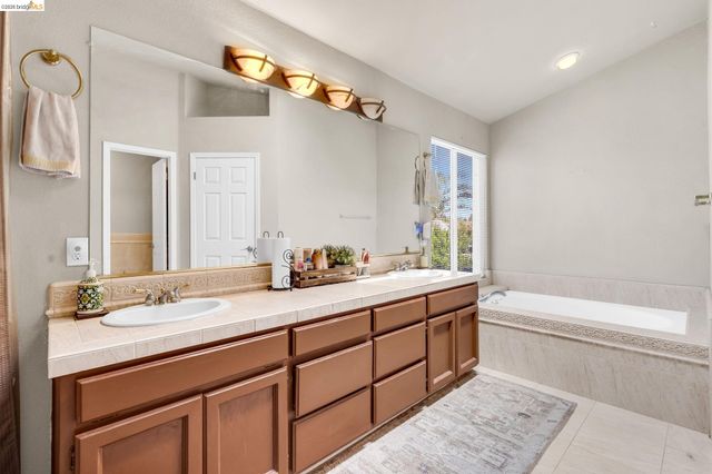 1281 Sea Vista Dr, Brentwood, CA 94513