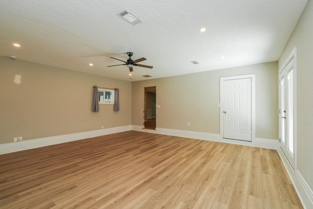 2113 21st Avenue N, Texas City, TX 77590