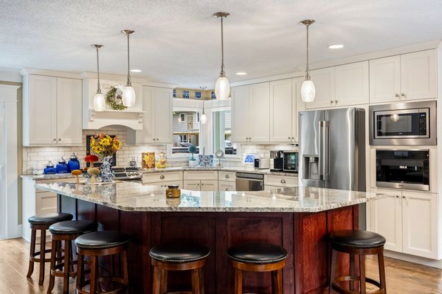 4060 NW 46th Place, Des Moines, IA 50310