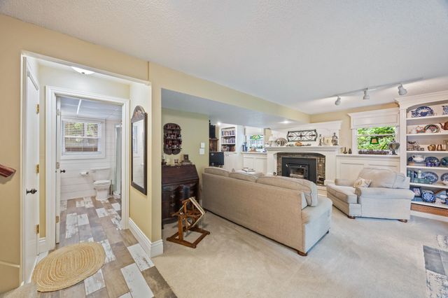 4060 NW 46th Place, Des Moines, IA 50310