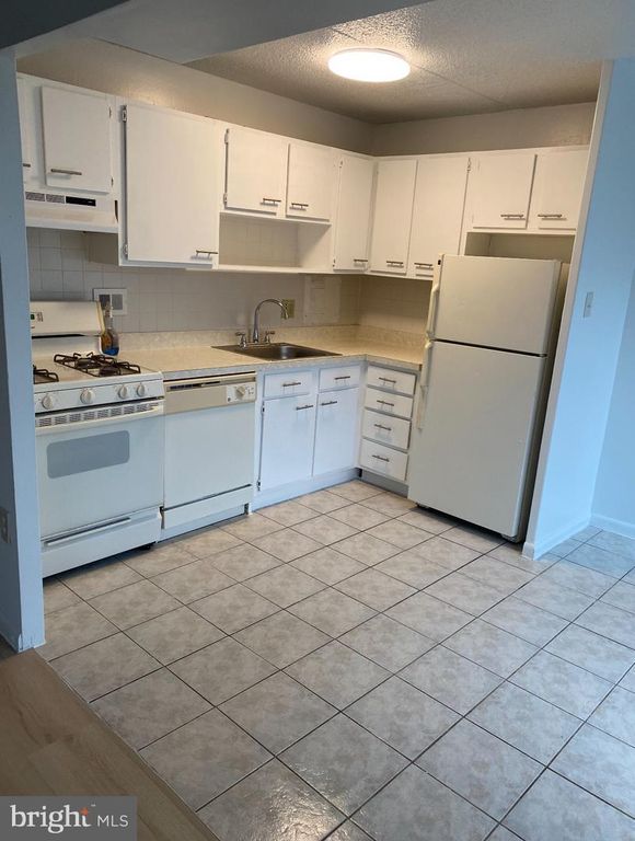 401 COOPER LANDING RD #320, Cherry Hill, NJ 08002