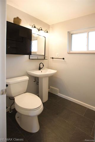 2604 Rochester Road, Royal Oak, MI 48073