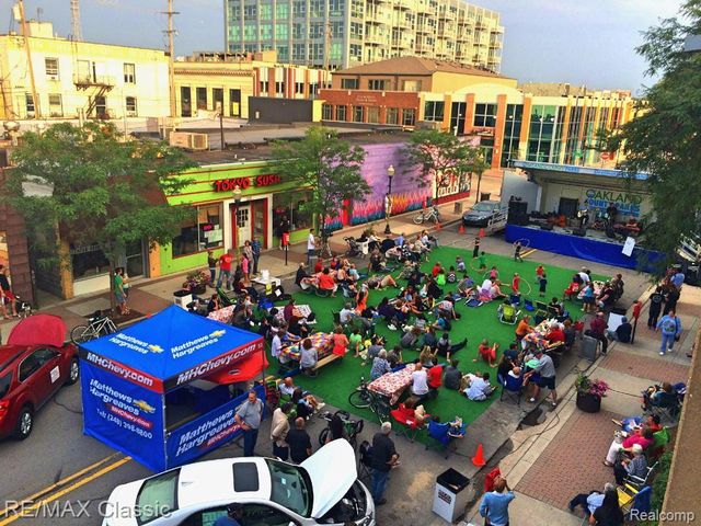 2604 Rochester Road, Royal Oak, MI 48073