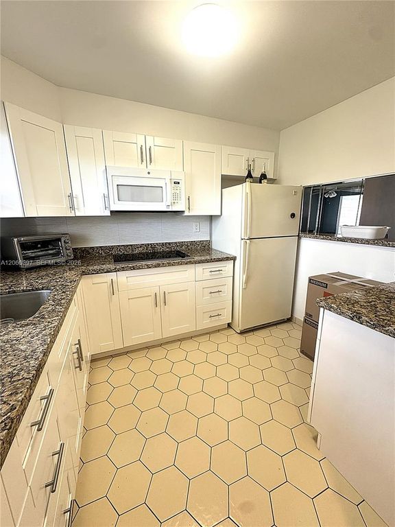 9580 Sunrise Lakes Blvd 304, Sunrise, FL 33322
