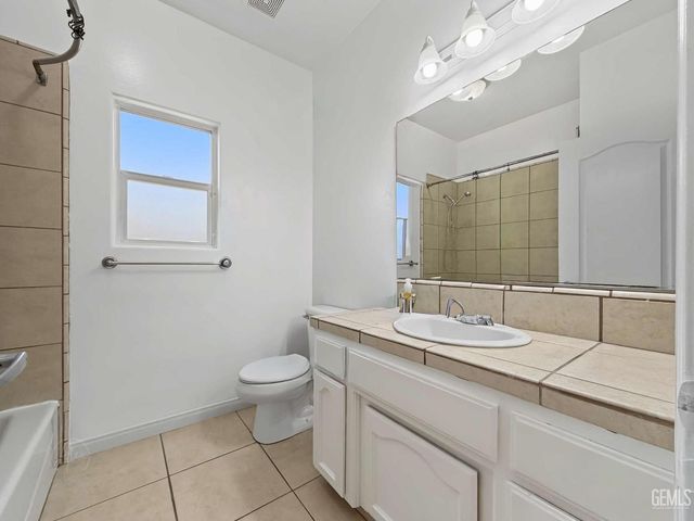 231 Solecita Way, Bakersfield, CA 93314