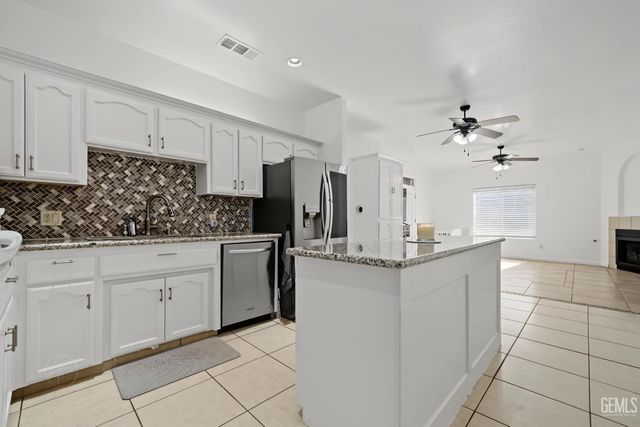231 Solecita Way, Bakersfield, CA 93314