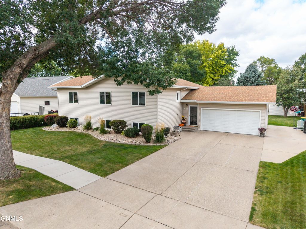 1524 Omaha Drive, Bismarck, ND 58504 photo 2
