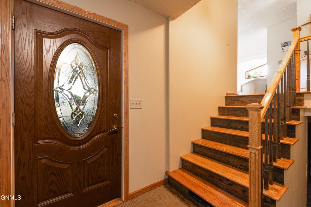 1524 Omaha Drive, Bismarck, ND 58504 photo 3