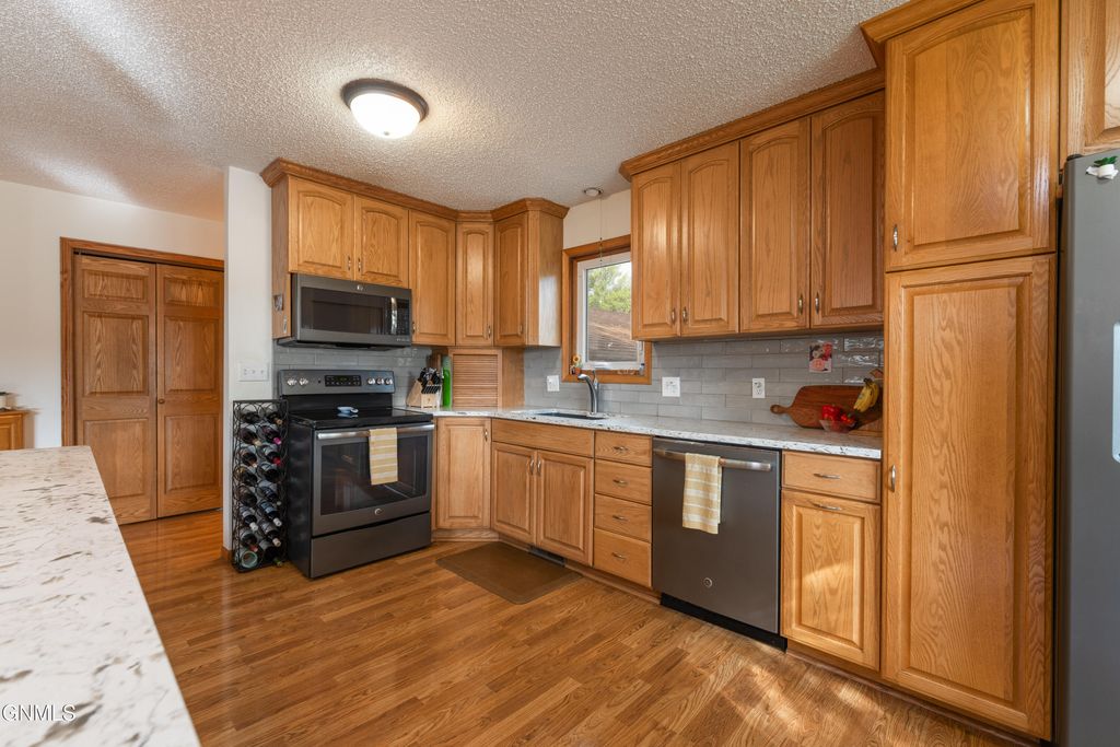 1524 Omaha Drive, Bismarck, ND 58504 photo 5