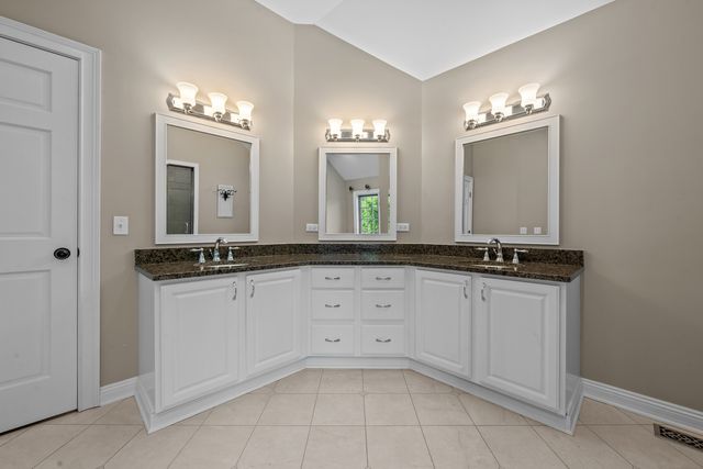 14584 N Somerset Circle, Libertyville, IL 60048