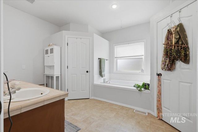 1061 E Hunter Dr, Meridian, ID 83646