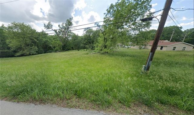 9021 E 31st Street, Independence, MO 64052