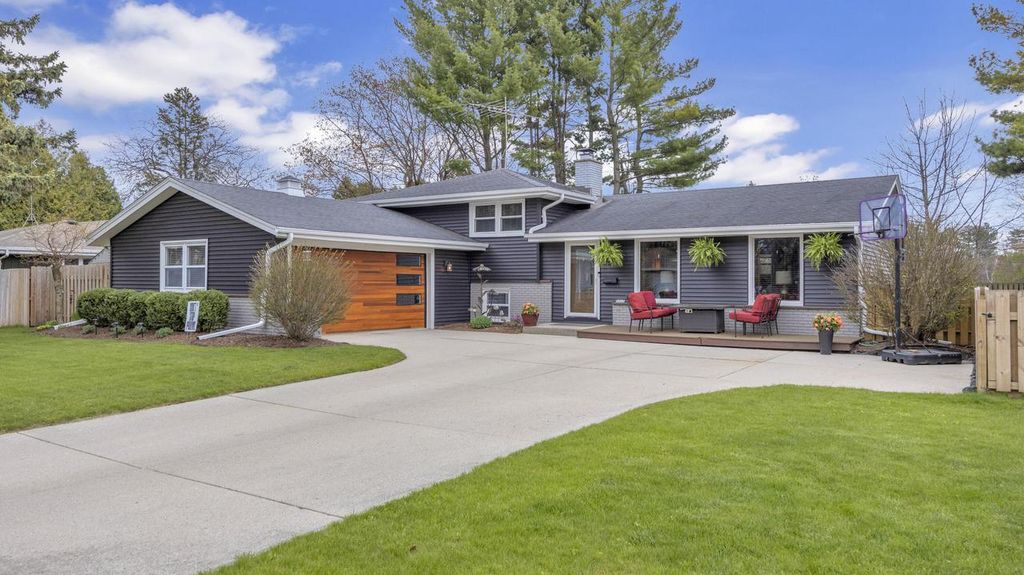 1317 Castle AVENUE, Sheboygan, WI 53081