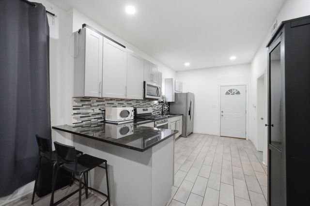 1300 N Monticello Avenue, Chicago, IL 60651