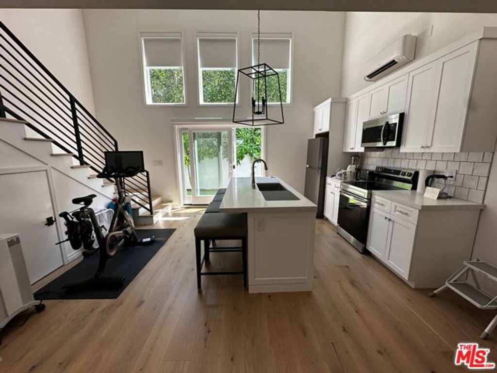 12206 Falkirk Lane, Brentwood, CA 90049