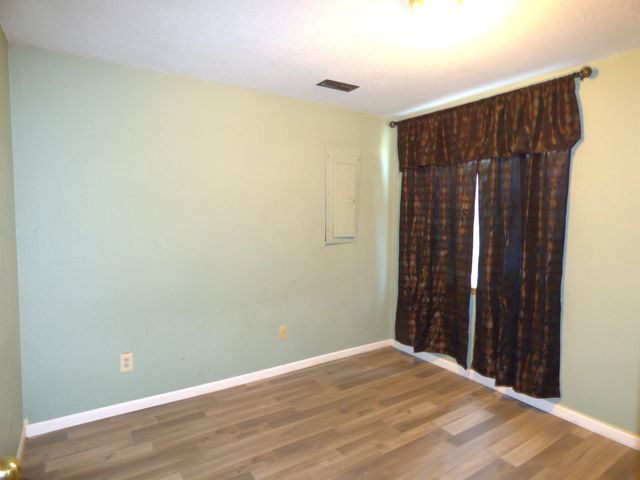 1937 S Chateau St, Wichita, KS 67207