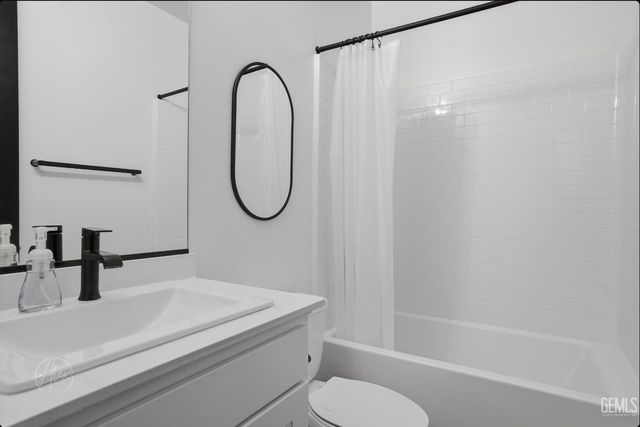 7808 Savannah Height Avenue, Bakersfield, CA 93313