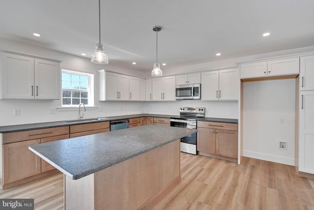 327 W FRITZ AVE, Quarryville, PA 17566