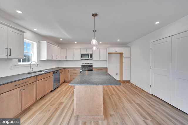 327 W FRITZ AVE, Quarryville, PA 17566