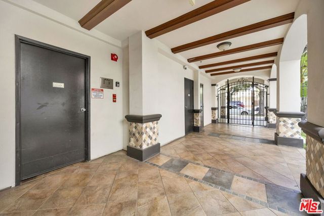 156 S Oak Knoll Avenue 101, Pasadena, CA 91101