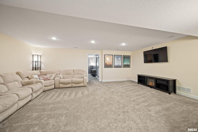 4501 W 14TH Street, Davenport, IA 52804