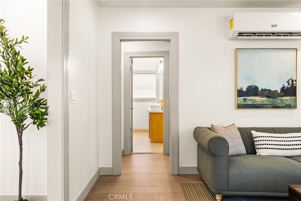 Image 12 of property listing at 1132 W 56th, Los Angeles, CA 90037