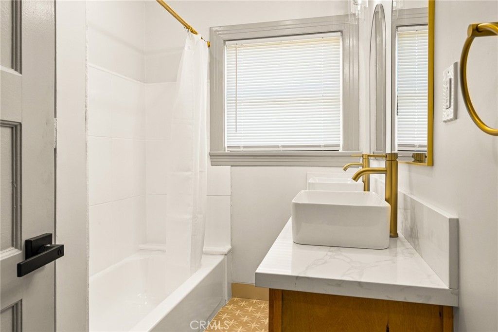 Image 13 of property listing at 1132 W 56th, Los Angeles, CA 90037