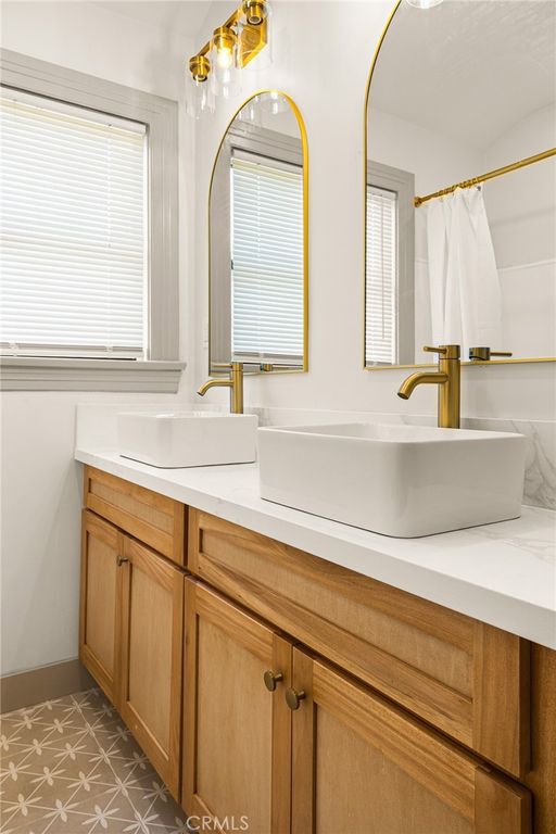 Image 14 of property listing at 1132 W 56th, Los Angeles, CA 90037