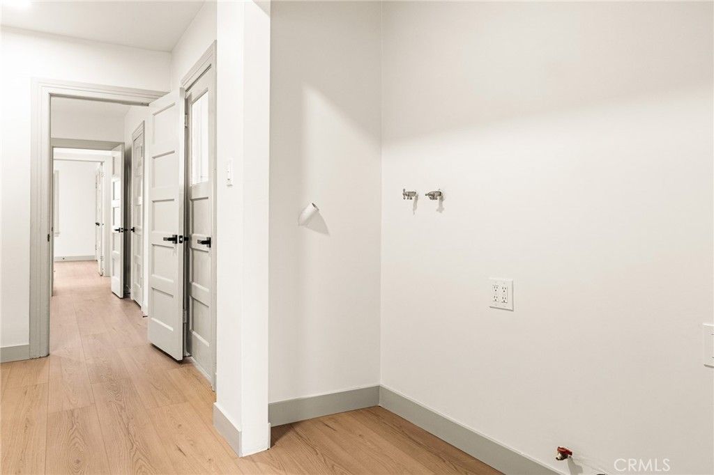 Image 23 of property listing at 1132 W 56th, Los Angeles, CA 90037