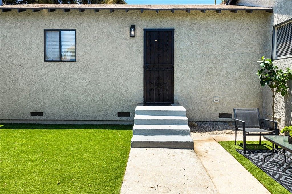 Image 27 of property listing at 1132 W 56th, Los Angeles, CA 90037
