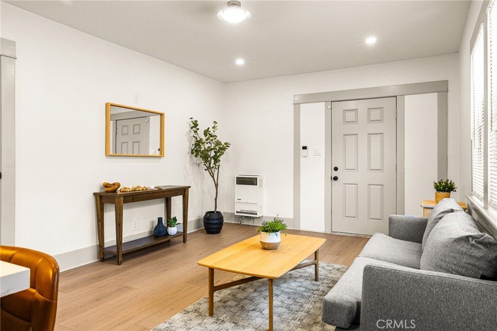 Image 30 of property listing at 1132 W 56th, Los Angeles, CA 90037