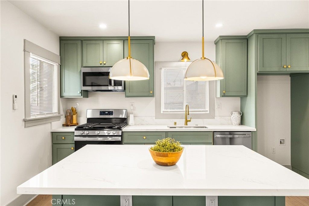 Image 32 of property listing at 1132 W 56th, Los Angeles, CA 90037