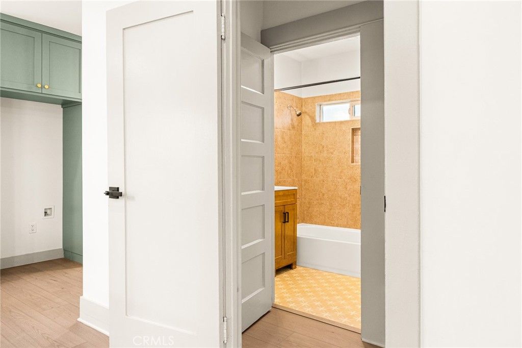 Image 34 of property listing at 1132 W 56th, Los Angeles, CA 90037