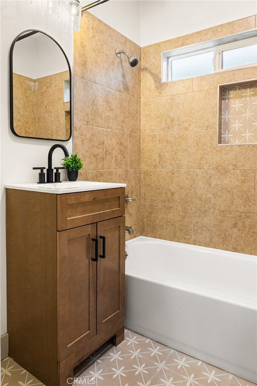 Image 35 of property listing at 1132 W 56th, Los Angeles, CA 90037
