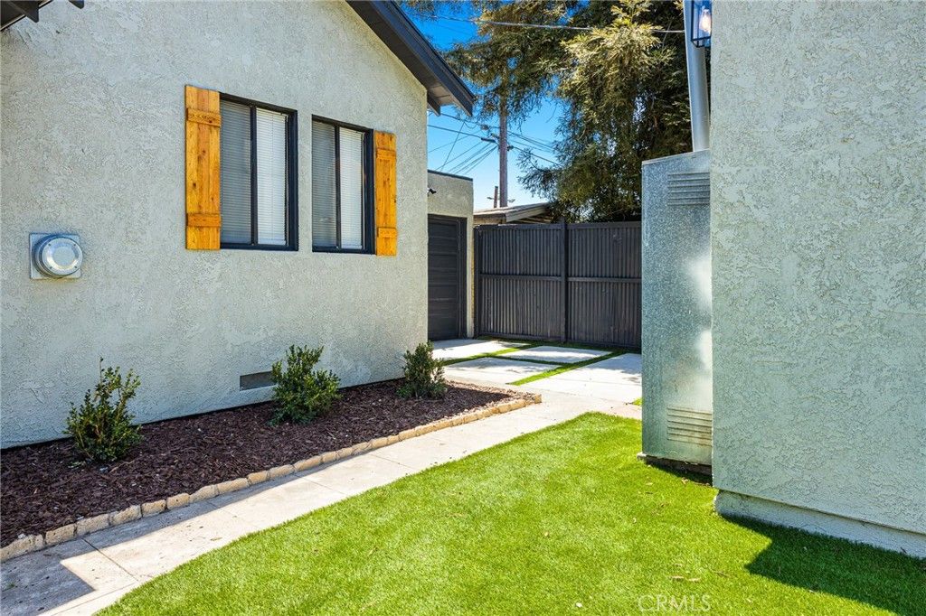Image 38 of property listing at 1132 W 56th, Los Angeles, CA 90037