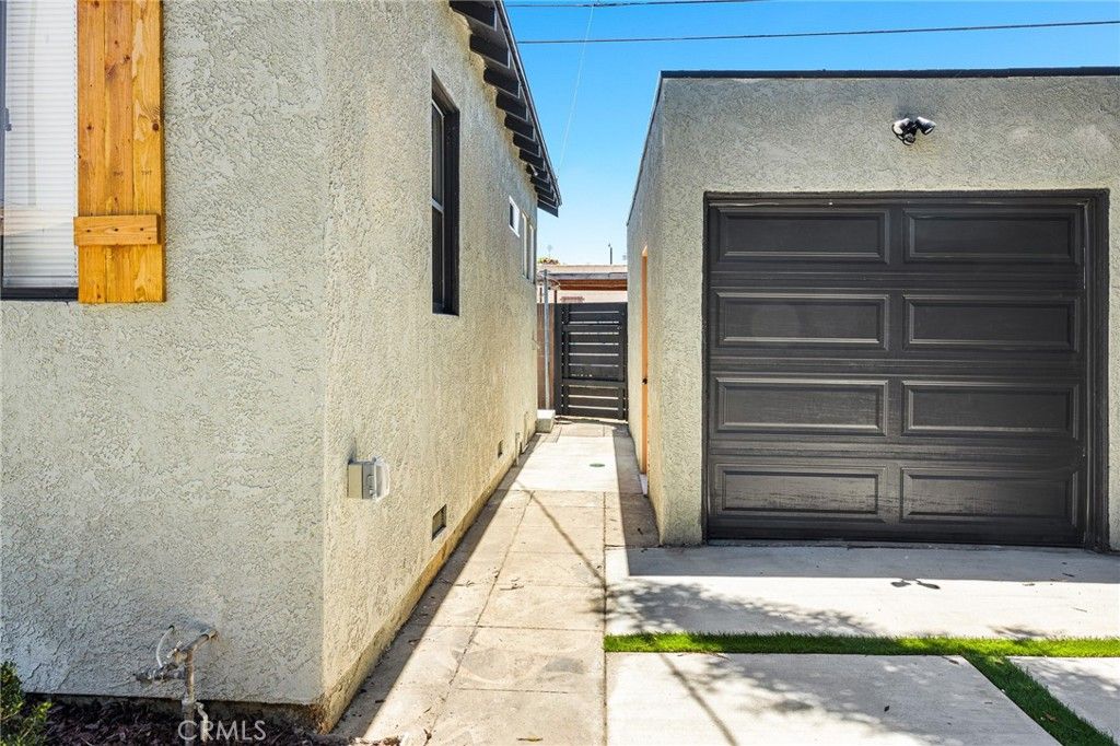 Image 39 of property listing at 1132 W 56th, Los Angeles, CA 90037